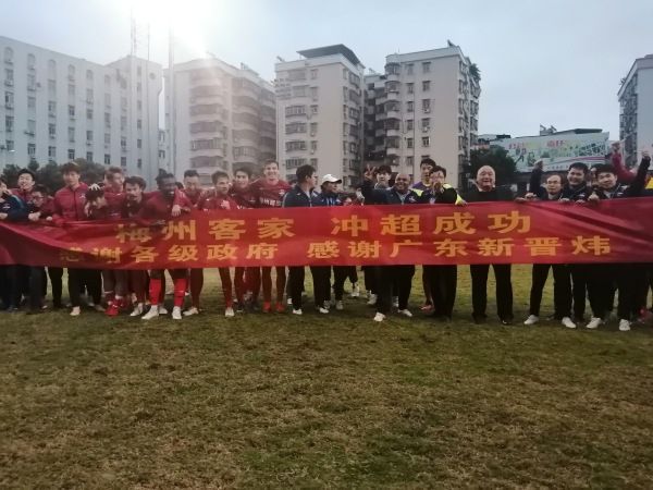 握住她刚刚发育的小馒头视频