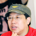 边吃边摸